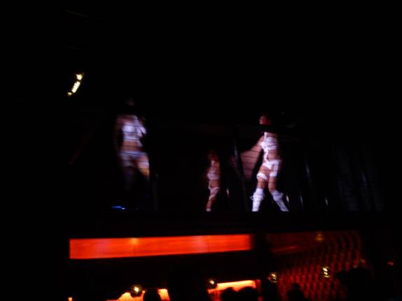 Mulheres fantasiadas de 5o Elemento animam o show do DJ Paul van Dyke, em Seattle, estado de Washington, nos Estados Unidos